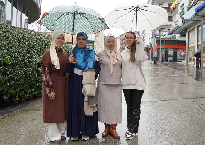 "Herriko emakume musulmanak batzeko, gure ahotsa zabaltzeko eta uste okerrei aurre egiteko eratu dugu AMMA elkartea"