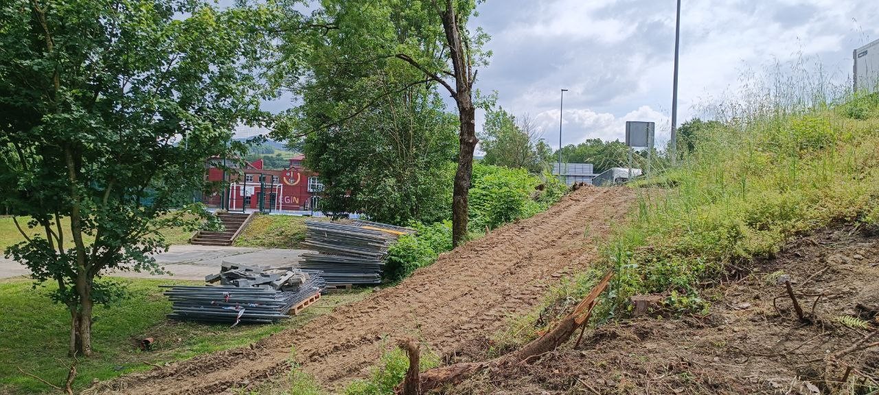 Zarataren aurkako pantailak jar daitezela Aita Larramendi ikastolaren aurrealdean, N1 errepidearen egungo trazaduraren gainean eta 2019an onartutako proiektuaren arabera