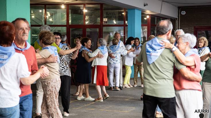 Jubilatuek dantzan eman dute bazkalostea