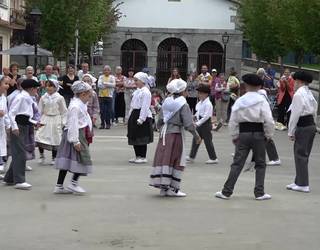 Egape Dantza Taldeko dantzari txikien dantza saioa: Urnietako ereserkia eta Zazpi Jauziak