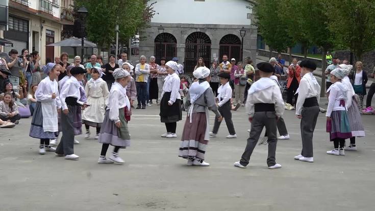 Egape Dantza Taldeko dantzari txikien dantza saioa: Urnietako ereserkia eta Zazpi Jauziak