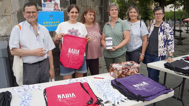 Nahia Patinoren aldeko mahaia jarri zuten atzo, eta ekimen gehiago iragarri dituzte