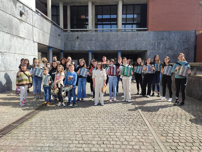 Euskal Herriko Trikitilari Egunean parte hartu dute Musika Eskolako trikitilariek
