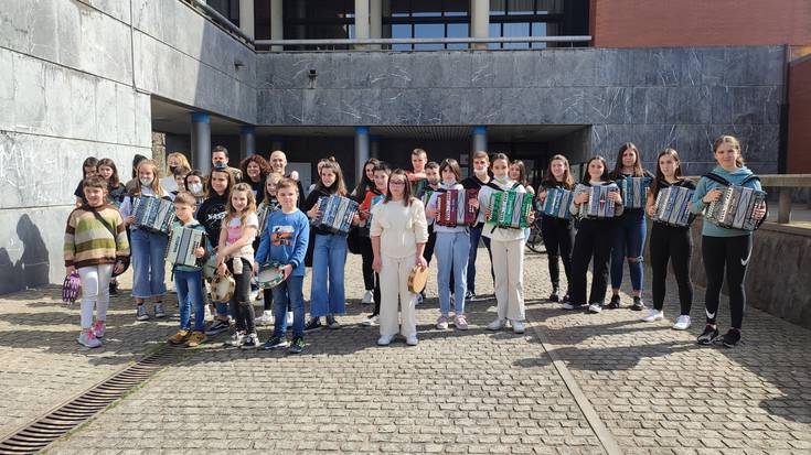 Euskal Herriko Trikitilari Egunean parte hartu dute Musika Eskolako trikitilariek
