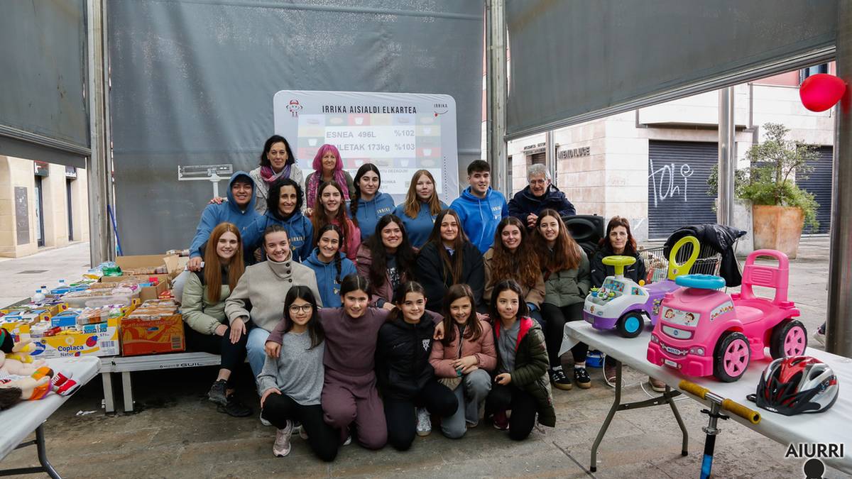 496 litro esne eta 173 kilo galleta bildu dituzte Elkartasun Azokan