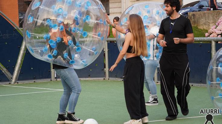 Soccer Bubble, futbolean burbuiletan sartuta