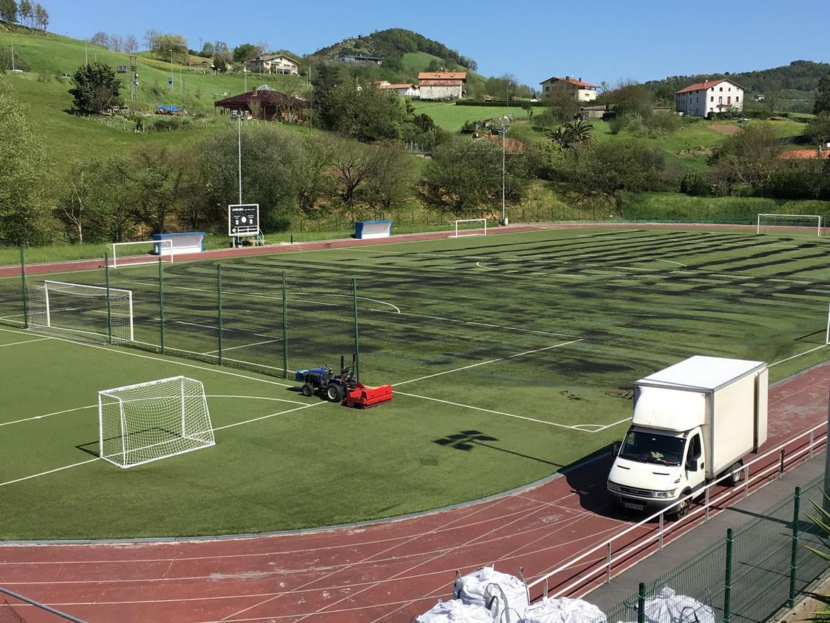 Kautxu berria bota da kiroldegiko futbol zelaian