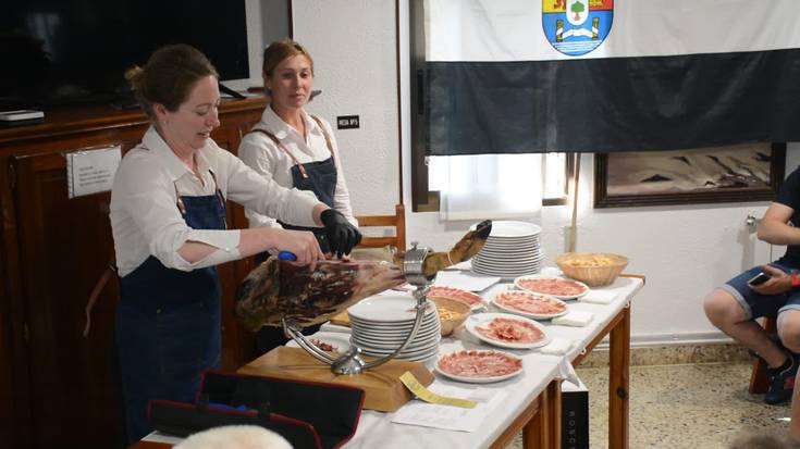 Valentina eta Uliana Novozhenina ahizpak urdaiazpikoa ebakitzeko teknika erakusten