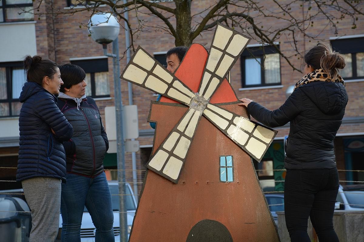 Berriro txukun jarri dute Etxeberri plazako jaiotza 