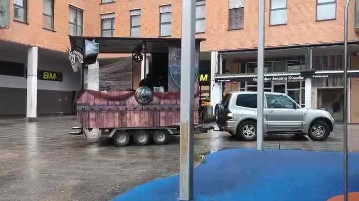 Iritsi dira lehen karrozak herrigunera eta arratsalderako gehiago espero dira