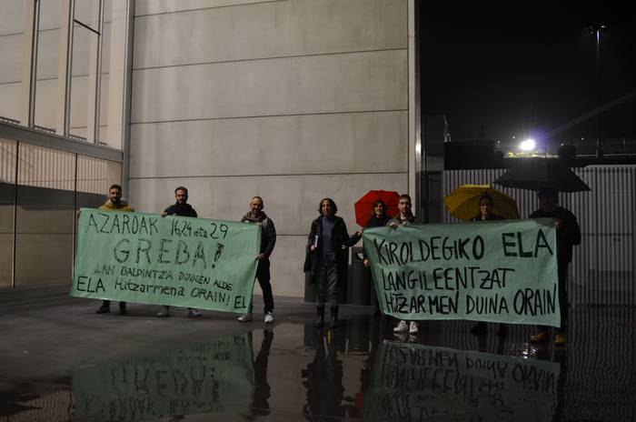 Kalera atera dira Urnietako kiroldegiko langileak, "bidezko hitzarmen baten alde"