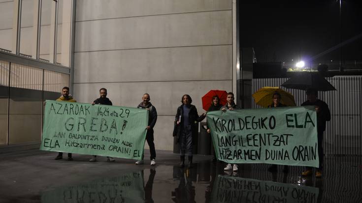 Kalera atera dira Urnietako kiroldegiko langileak, "bidezko hitzarmen baten alde"