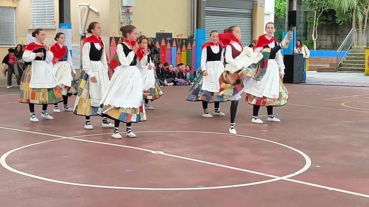 Andoaingo 35. Euskal Jaialdia: Oiartzungo Haurtzaro ikastolako dantzariak