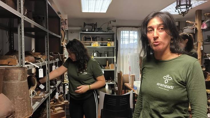 Aranzadiko kideak Gordelekuko objetu etnografikoak katalogatzen