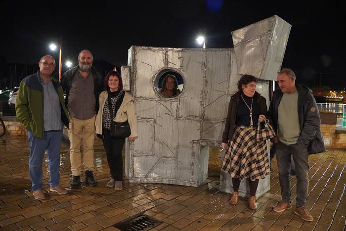 Ibaira jaurti dute Iñaki Olazabalen omenezko eskultura, Zumaian