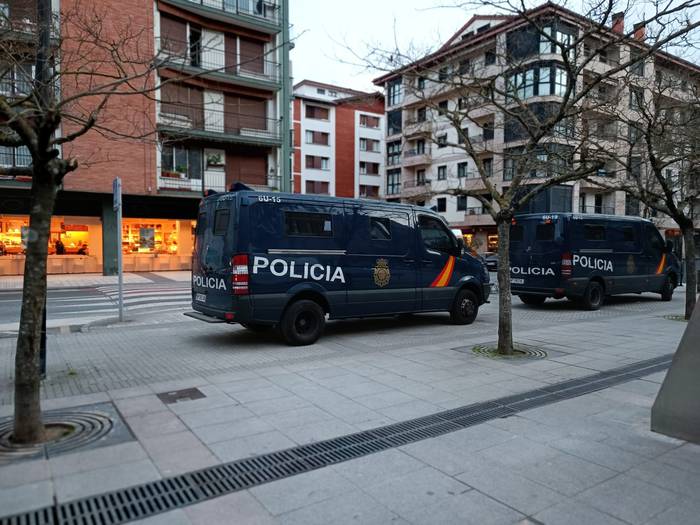 Miaketa lanean dabil Espainiako polizia