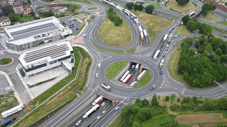 30 kilometrotik gorako auto-ilarak baserritarren protestak medio