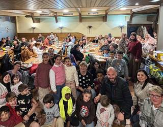 Hainbat jatorrietako herritarrak bildu ziren Batzokian atzo, Su-artean Gure-artean ekimenak sustatuta