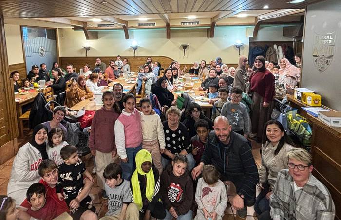 Hainbat jatorrietako herritarrak bildu ziren Batzokian atzo, Su-artean Gure-artean ekimenak sustatuta