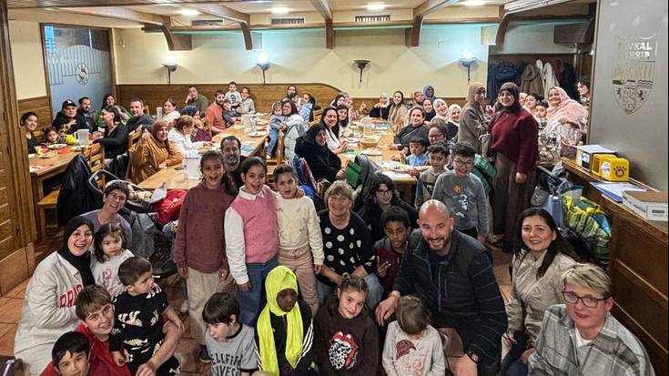 Hainbat jatorrietako herritarrak bildu ziren Batzokian atzo, Su-artean Gure-artean ekimenak sustatuta