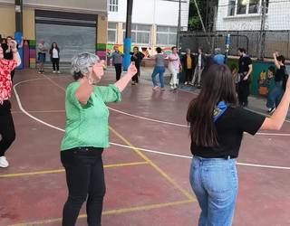 Plaza dantzen saioa Santakrutzetan