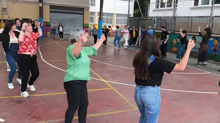 Plaza dantzen saioa Santakrutzetan
