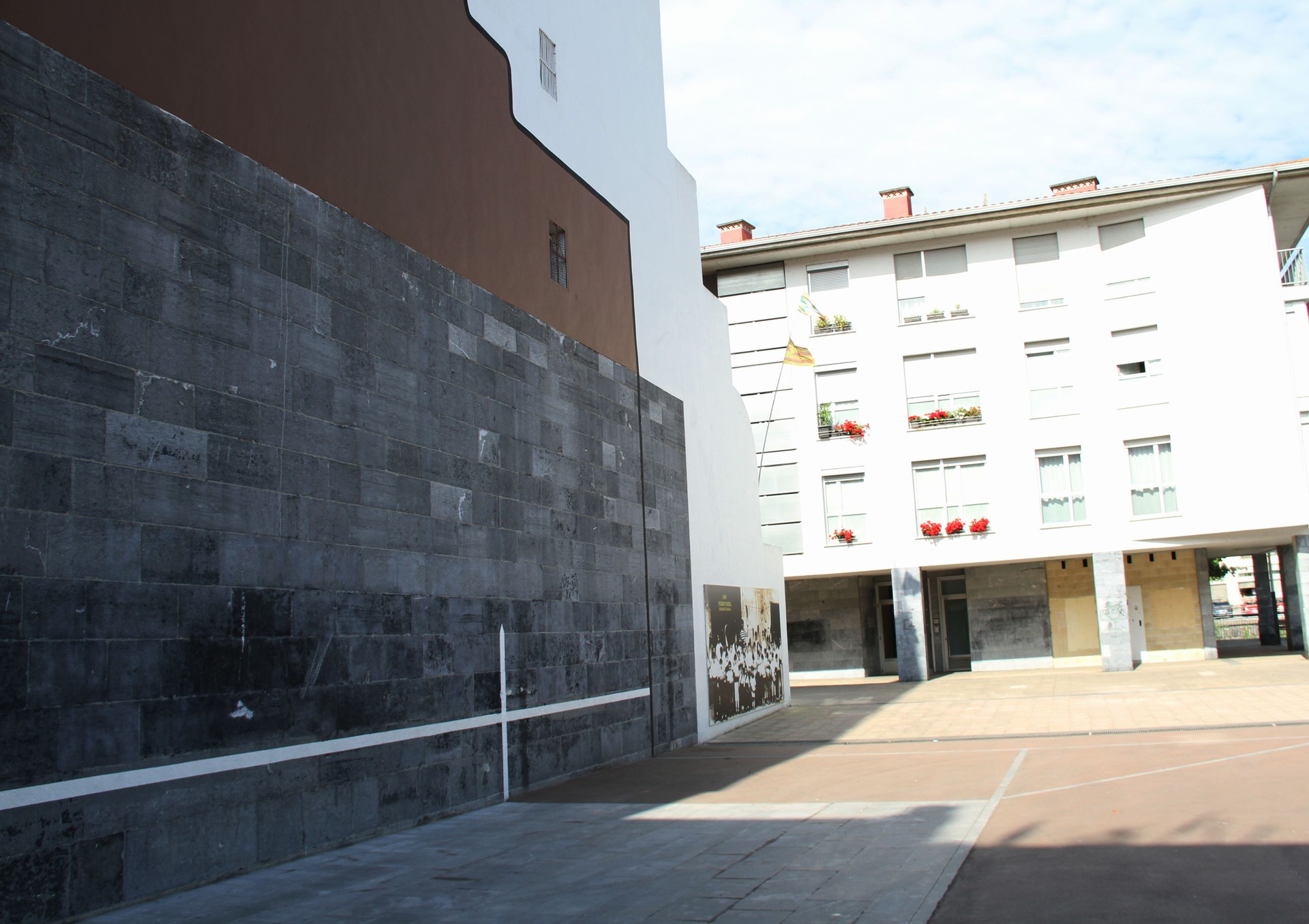 Errebote plazako frontoia, iragana eta oraina