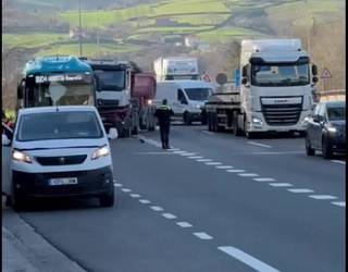 N1 errepideko eta udalerri barruko trafikoa hankaz gora jarri duen istripua