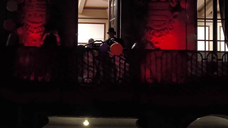 Udaletxeko balkoitik hitzartzea, Sardiranen segizioan eta ehorzketan