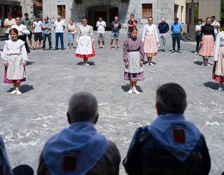 Adinekoei omenaldia Adunako plazan