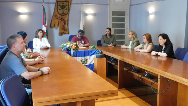 Senidetze eguna ospatu dute gaur