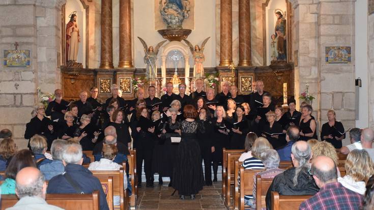 Txalo zaparrada jaso du Udal Musika Eskolako abesbatzak, asturiar lurretan