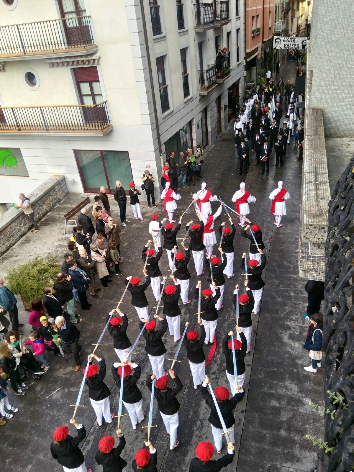 Ikurriñaren jaitsiera eta ezpata dantza