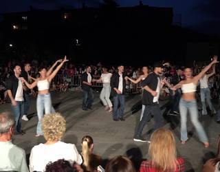 Bakartxo&Joseba dantza eskolaren erakustaldia: ikasle helduen salsa saioa