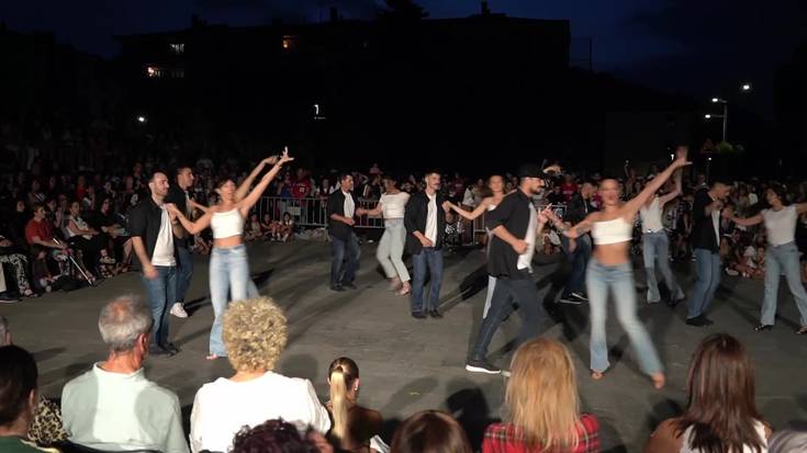 Bakartxo&Joseba dantza eskolaren erakustaldia: ikasle helduen salsa saioa