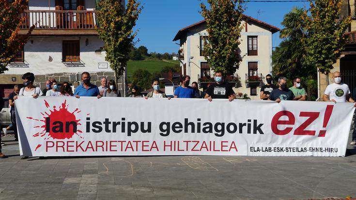 Pasa den ostiraleko lan-heriotza eta langileen prekarietatea salatu dute Udaletxe aurrean