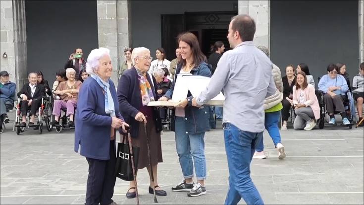 Ibili Andoain ekimenean, 90 urtetik gorako Maritxu Mendizabali eta Luisa Garciari oroigarria ematea