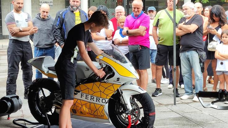 Beñat Fernandez "Pelontxu"k moto erakustaldia egin zuen