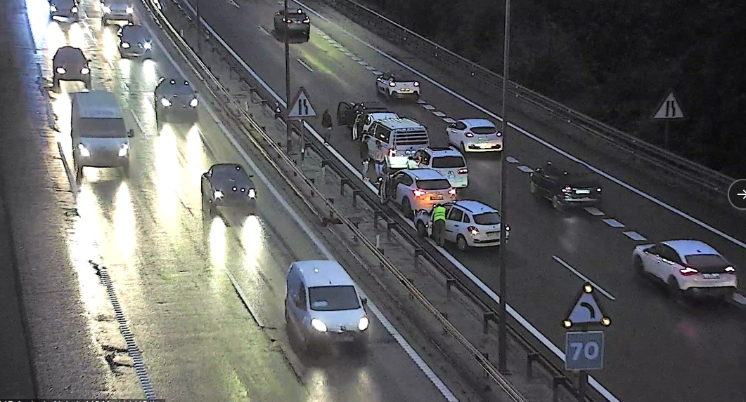 Donostiako noranzkoan izandako istripuak herri barrura ekarri du N1 errepideko trafikoa