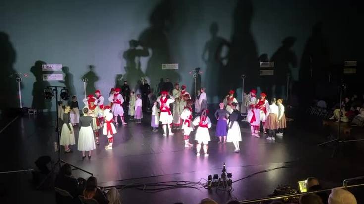 Duguna dantza taldea eta Bukalai dantza taldea; soka-dantzaren amaiera.