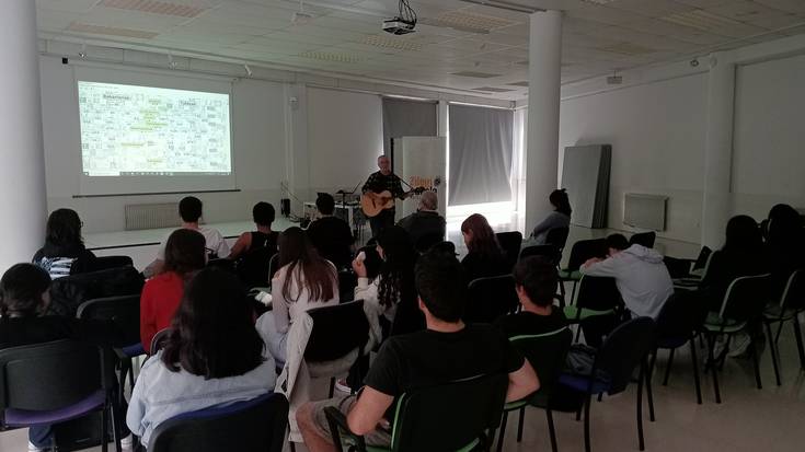 Euskal kantagintza, rol-jokoak eta txalaparta