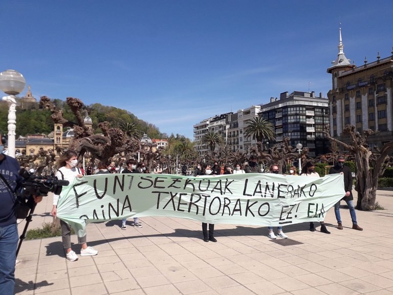 Kalera atera dira Gipuzkoako supermerkatuetako langileak, Eusko Jaurlaritzaren jarrera salatzeko