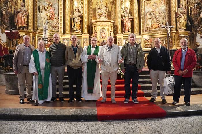 Iñaki Zabaleta eta Manuel Oiartzabal apaizak eta salletarrak agurtu zituzten San Martin parrokian