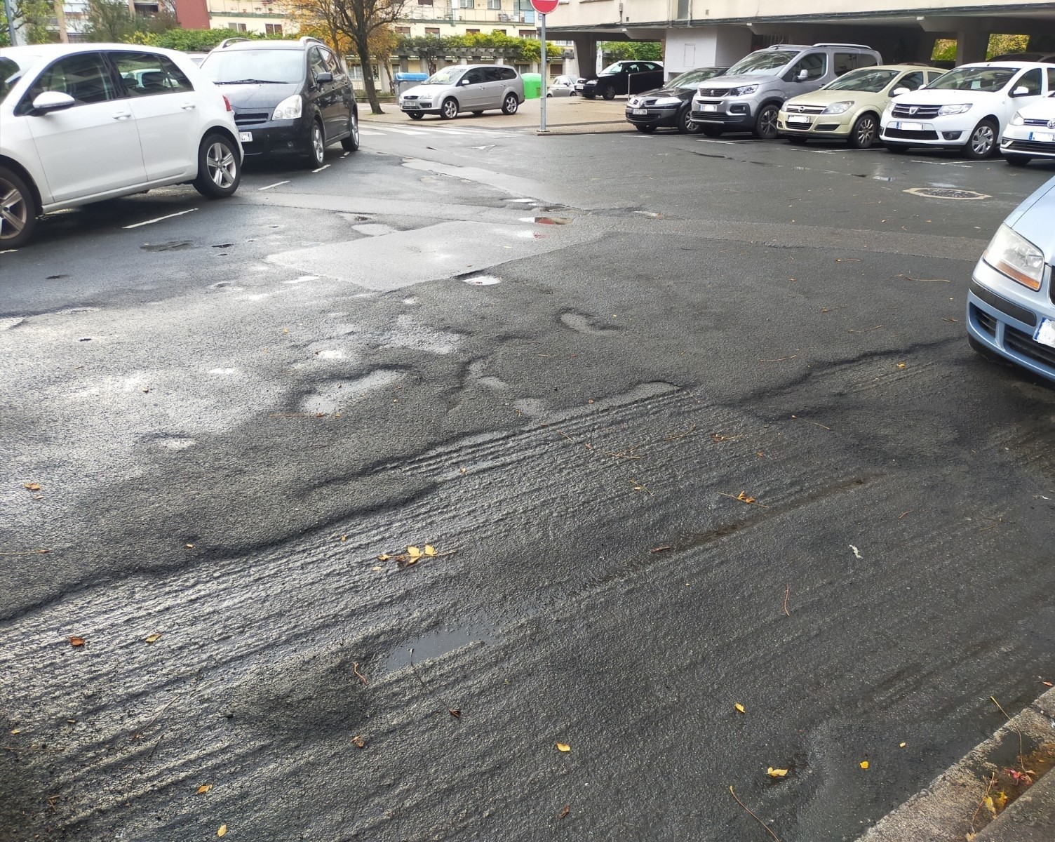 Asfaltatze lanak Larrea auzoan, gaurtik aurrera