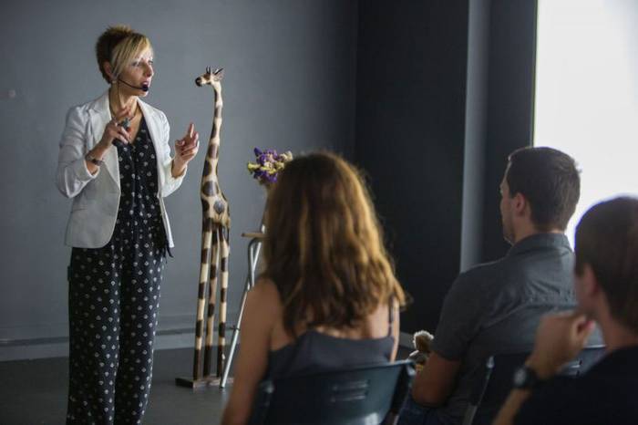 Bi hitzaldi , gurasotasuna ardatz