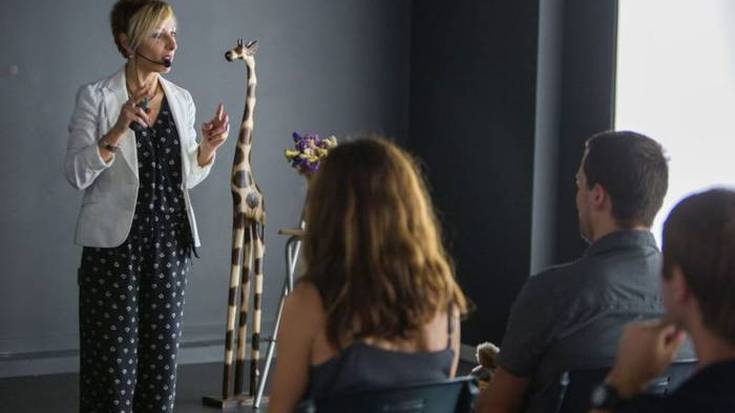 Bi hitzaldi , gurasotasuna ardatz