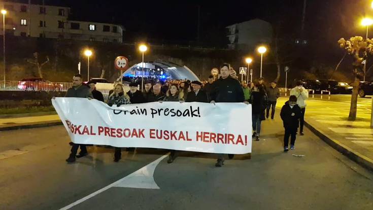 Euskal presoen aldeko manifestazioa ospatu da iluntzean Aiztondoko Udalek deituta