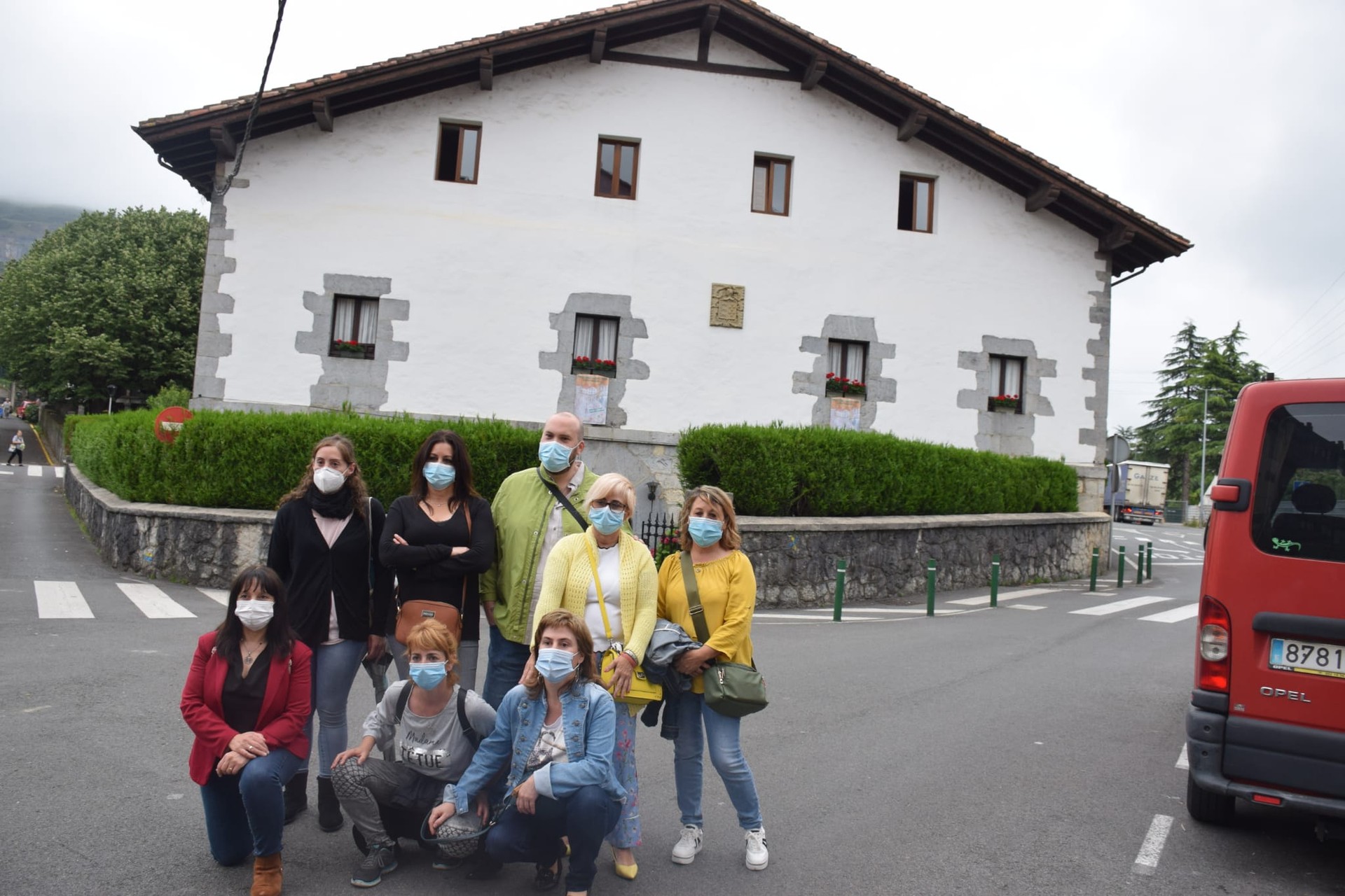 San Juan bataiatzailearen parean omenaldi ekitaldia eguerdian, atzokoan pregoia bertako langileek eskaini eta gero