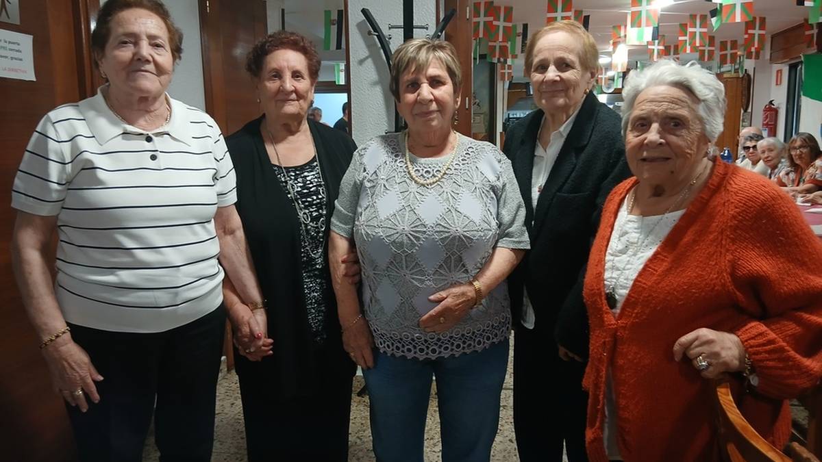 Mari Juan Gonzalezek jaso du nagusien eguneko oroigarria, Hogar Extremeñon