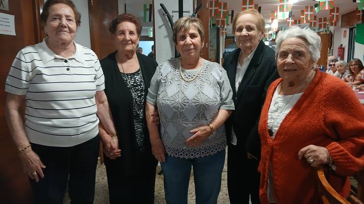 Mari Juan Gonzalezek jaso du nagusien eguneko oroigarria, Hogar Extremeñon
